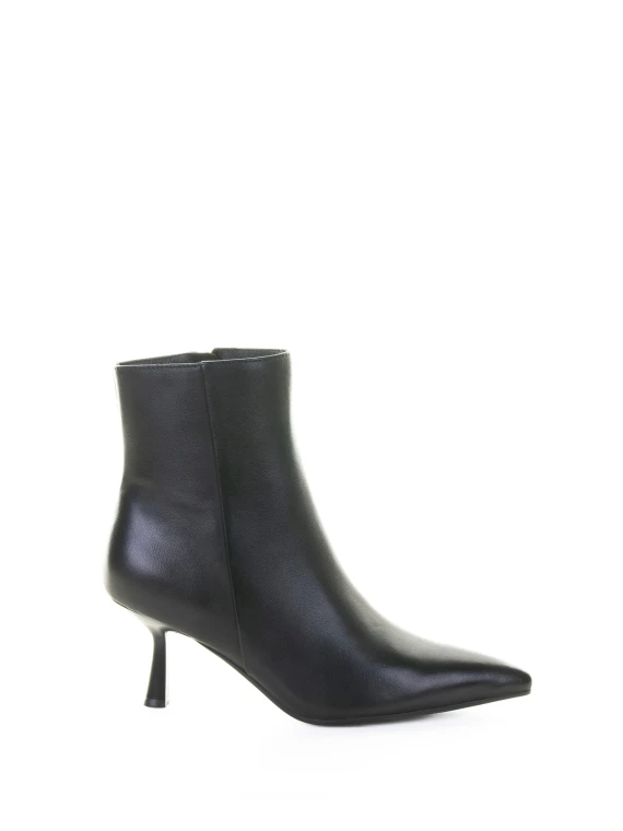 Stivaletto nero in pelle