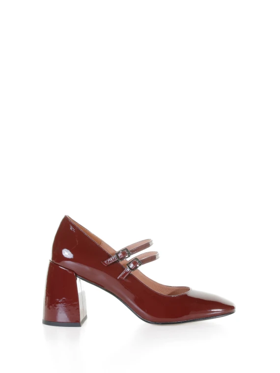 Décolleté red leather strap