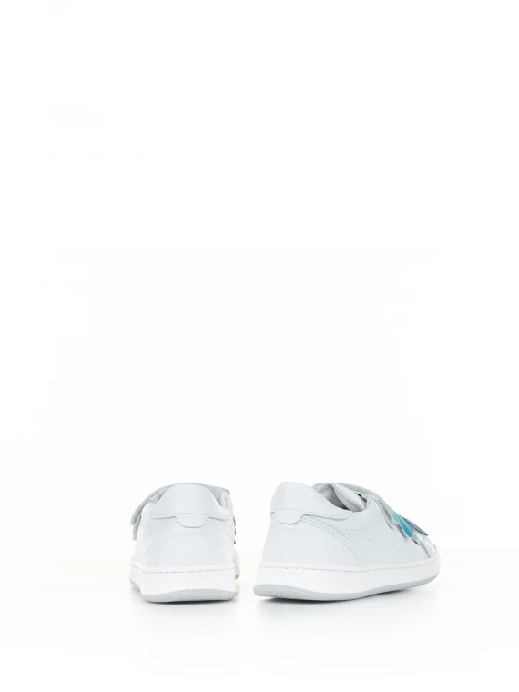 Sneaker bianco azzurro con strap