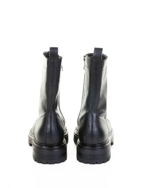 Biker nero in pelle con lacci