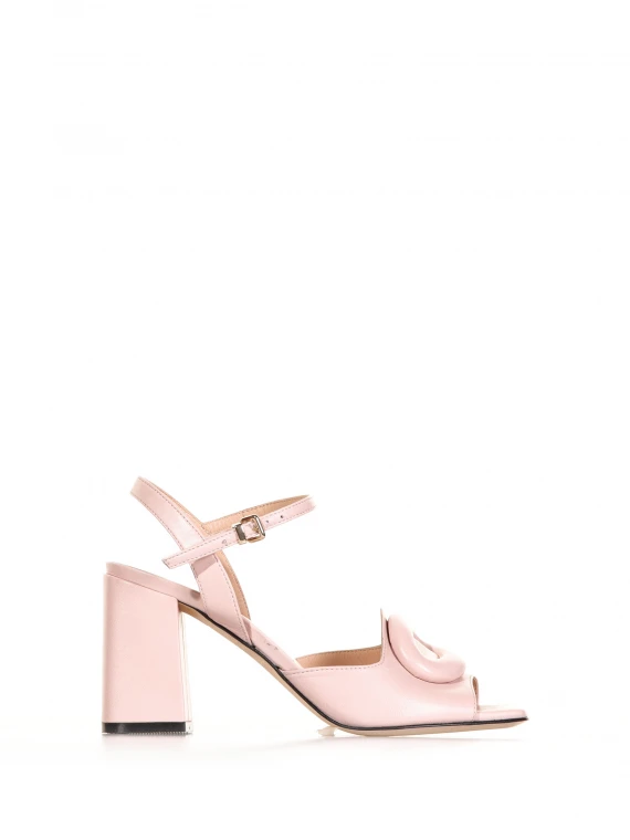 Leather sandal with strap