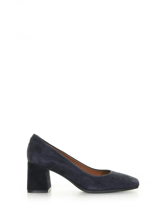 Round toe pump in suede