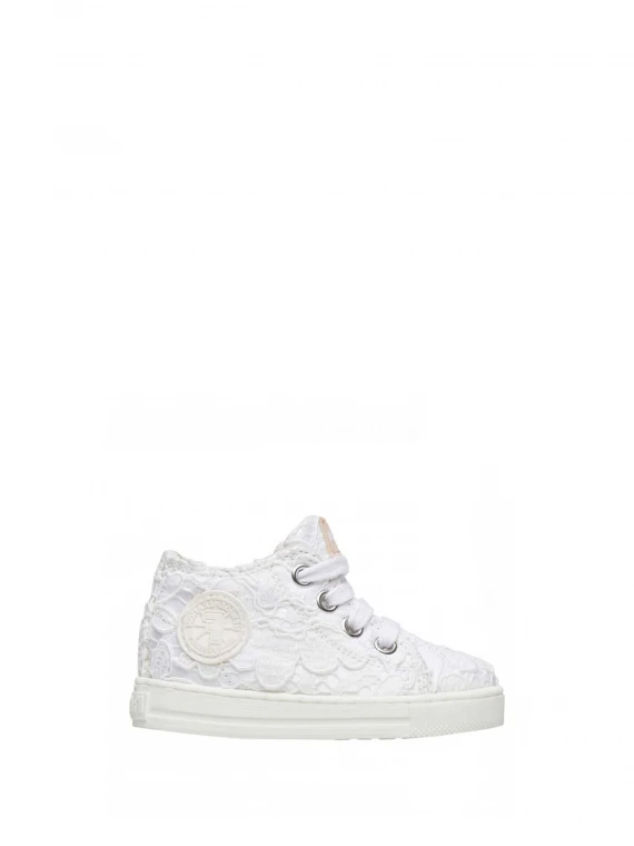 White sneaker with lace