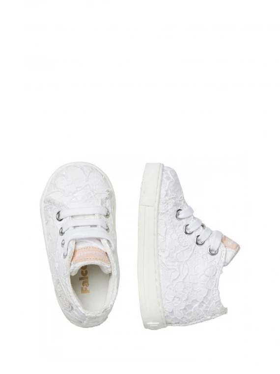 White sneaker with lace