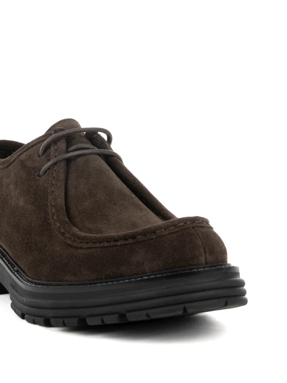 Moccasin in dark brown suede with laces