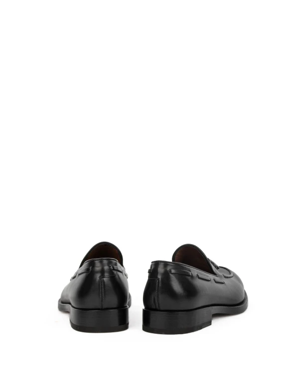 Black leather moccasin with tassels