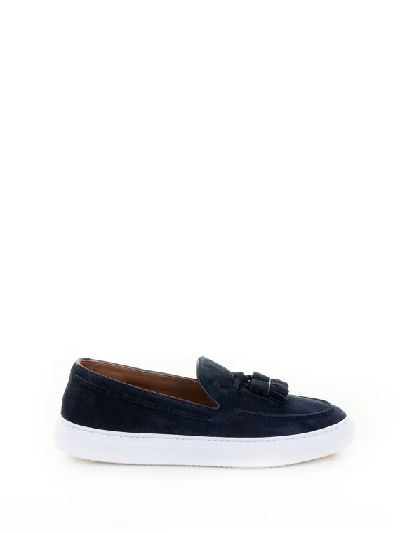 Suede moccasin with tassels and contrasting sole