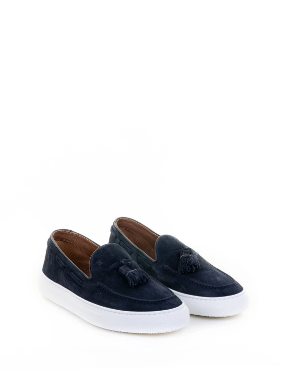 Suede moccasin with tassels and contrasting sole