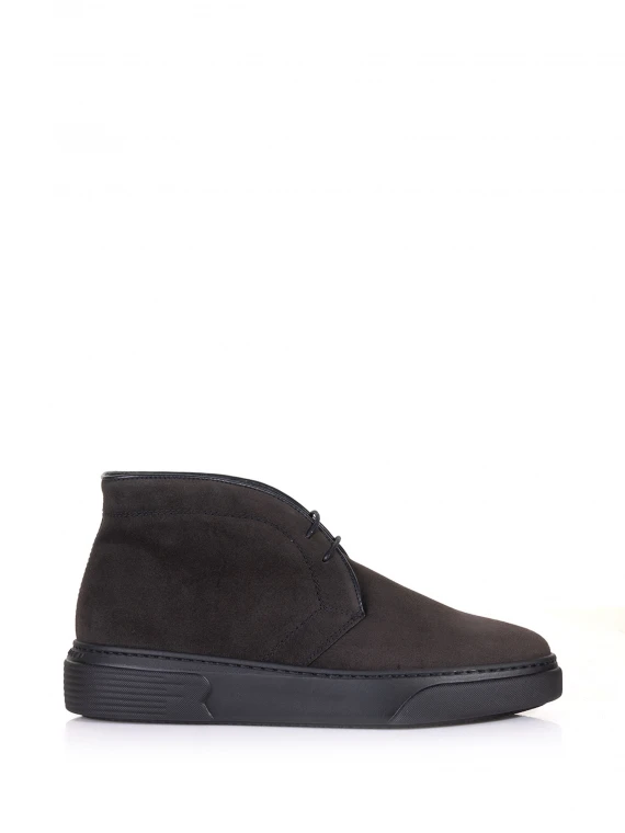 Suede ankle boot and rubber sole