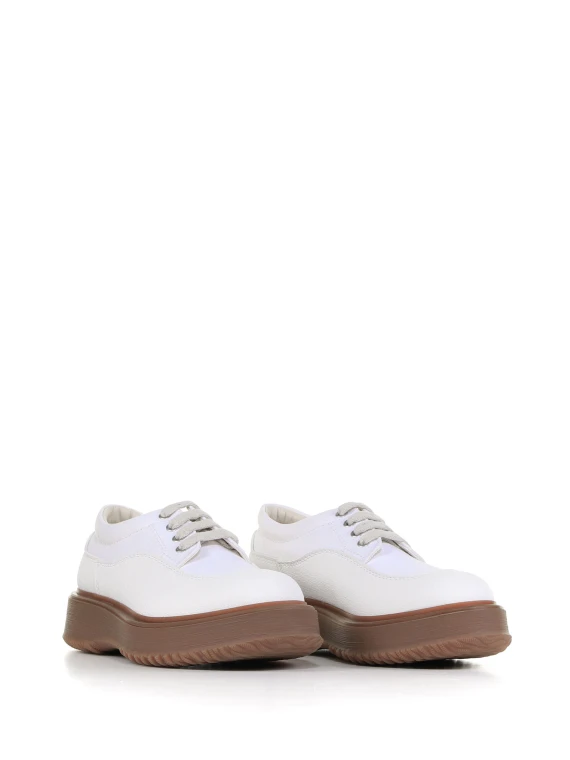 Untraditional sneaker in canvas