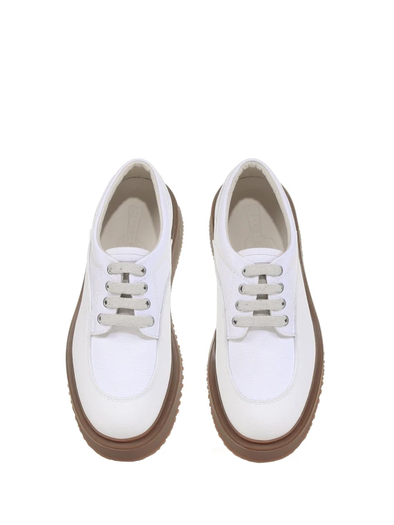 Untraditional sneaker in canvas