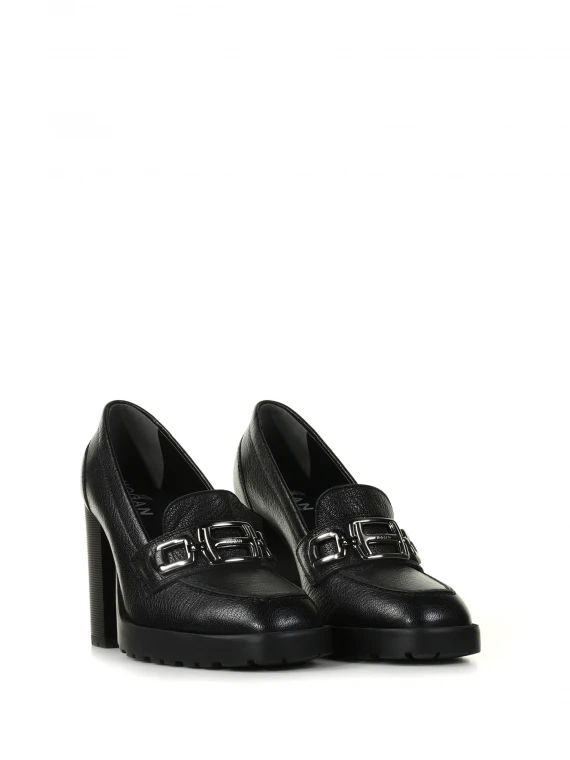 Loafer with heel and H chain