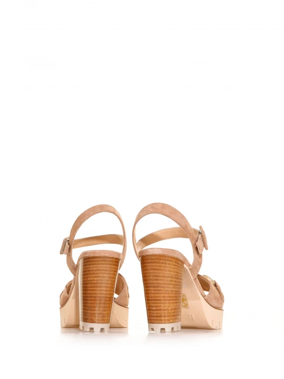 Leather sandal with strap