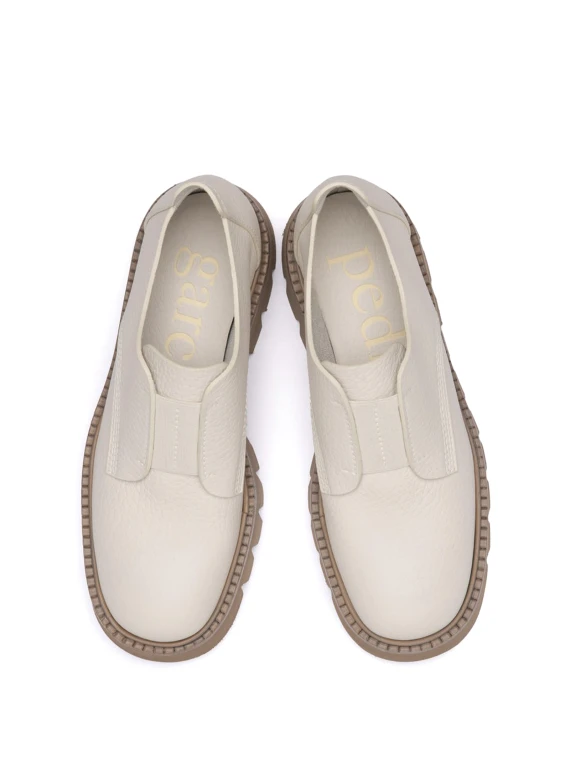 Closed leather moccasin with contrasting sole