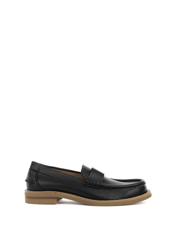 Black leather moccasin with contrasting sole