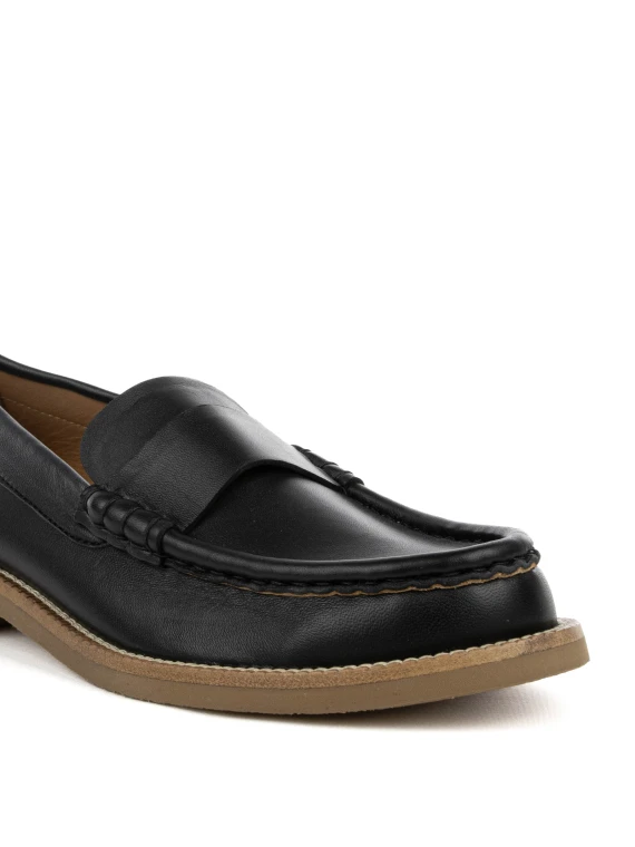 Black leather moccasin with contrasting sole