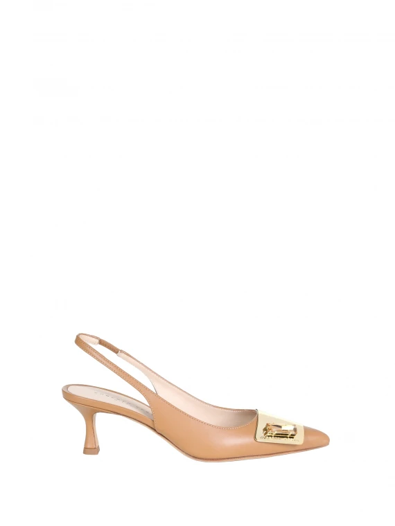 Chanel slingback in softy camel con accessorio placca