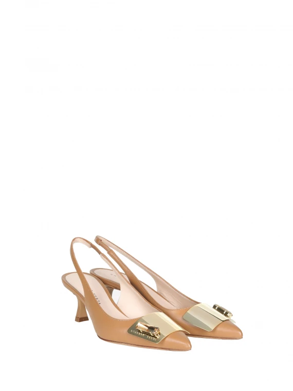 Chanel slingback in softy camel con accessorio placca