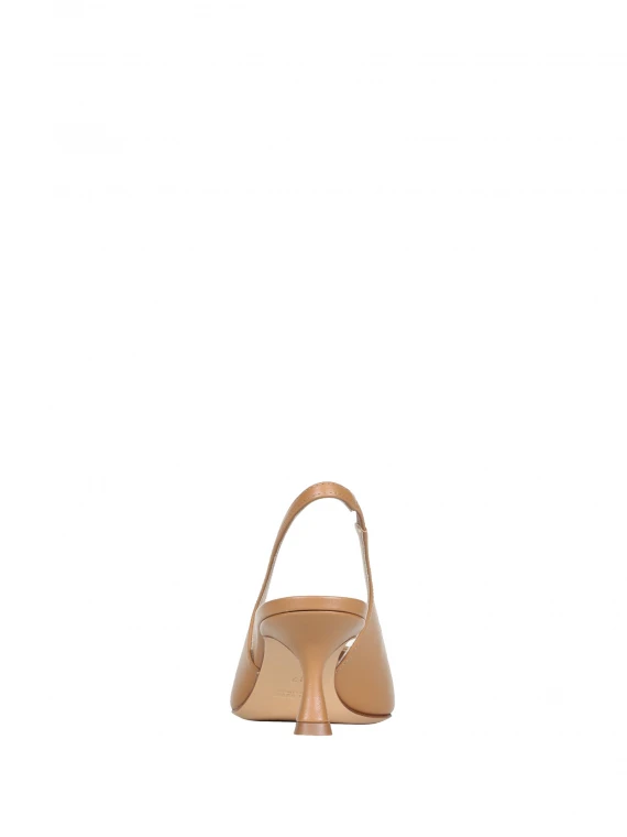 Chanel slingback in softy camel con accessorio placca