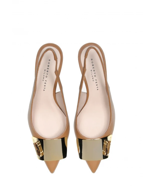 Chanel slingback in softy camel con accessorio placca