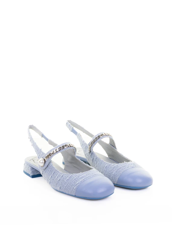 Décolleté slingback azzurro in bouclè con cinturino