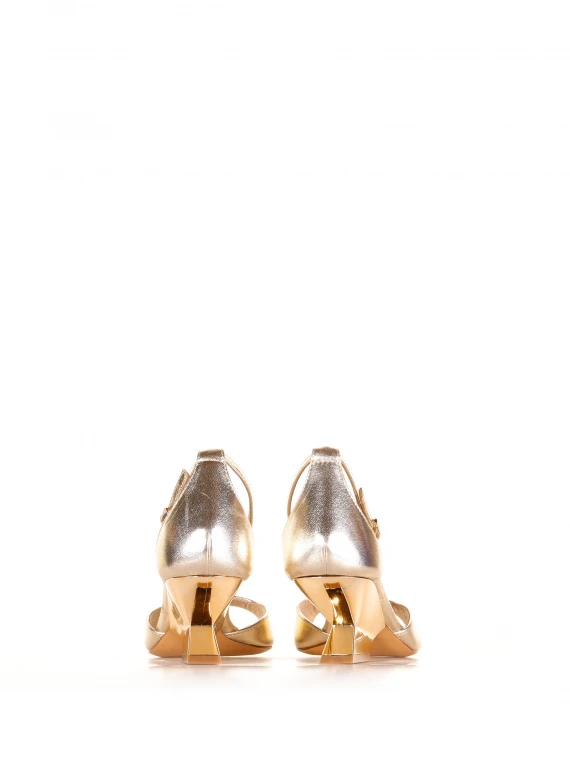 Leather sandal with strap