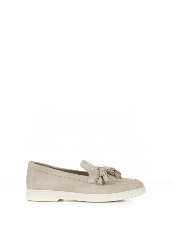 Suede moccasin with tassels