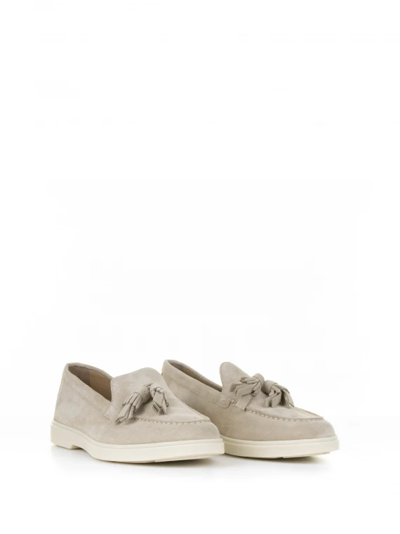 Suede moccasin with tassels