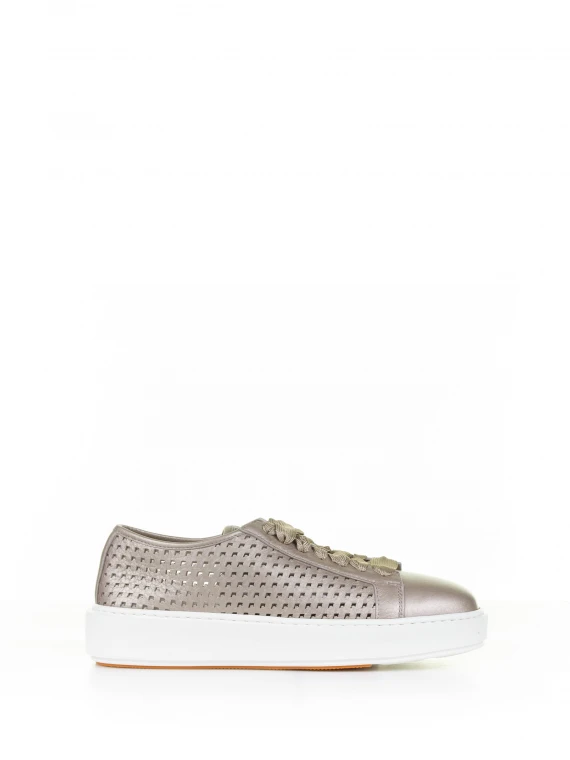 Beige sneaker in laminated perforated leather