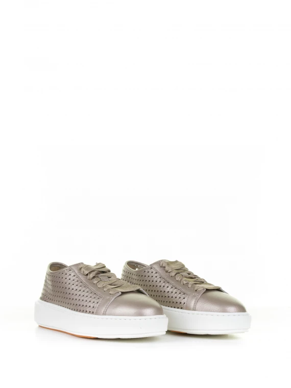 Beige sneaker in laminated perforated leather